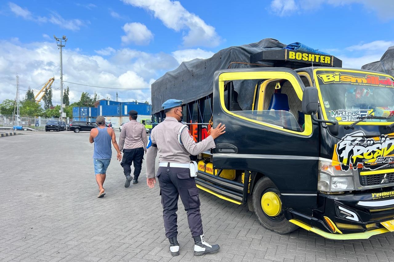 Polsek Kawasan Pelabuhan Lembar Jaga Kelancaran Arus Logistik dari Surabaya (3) Polsek Kawasan Pelabuhan Lembar Jaga Kelancaran Arus Logistik dari Surabaya