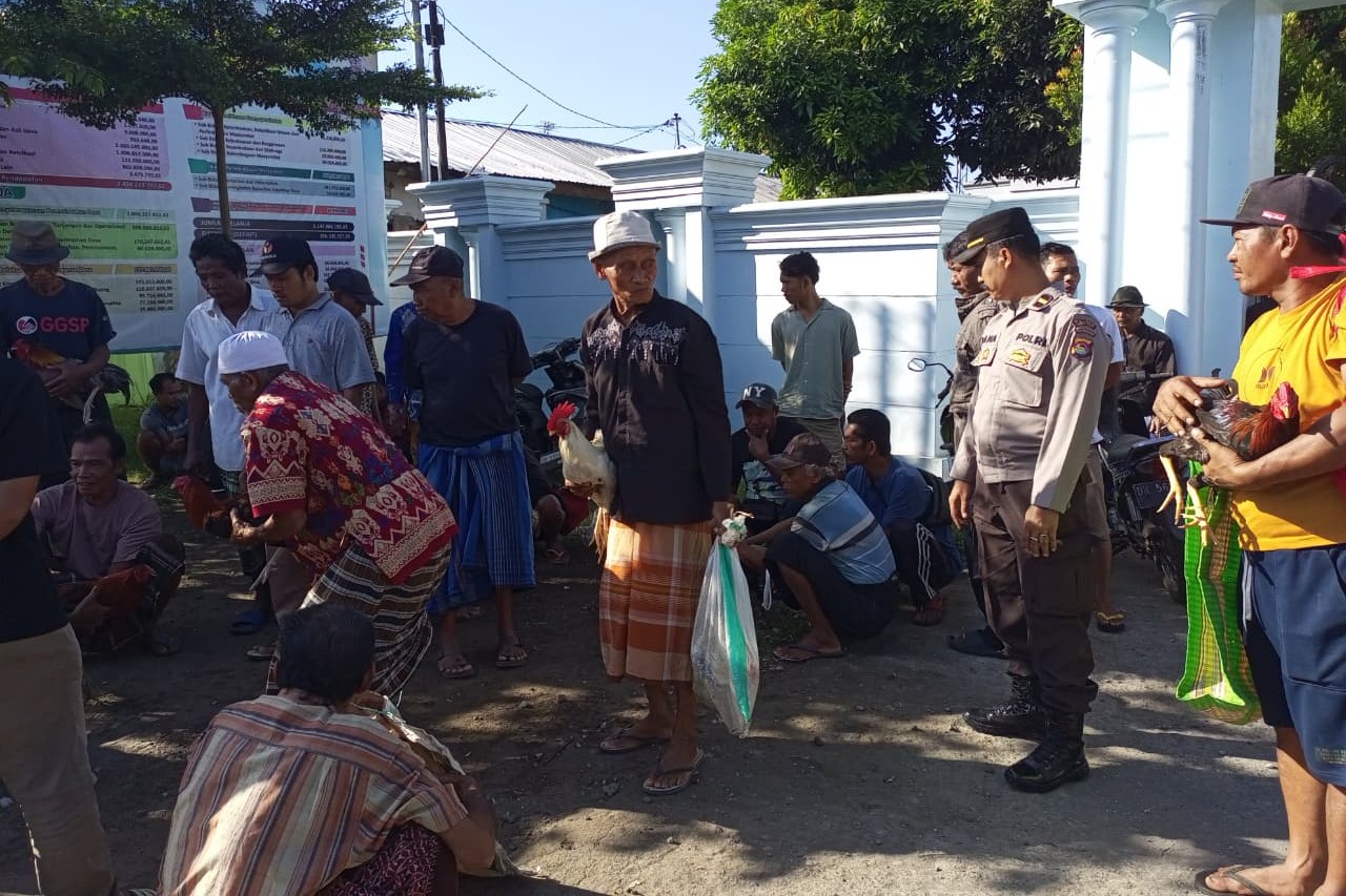 Silaturahmi Polres Lombok Barat di Pasar Segenter Warga Diajak Aktif Jaga Keamanan (3) Silaturahmi Polres Lombok Barat di Pasar Segenter Warga Diajak Aktif Jaga Keamanan