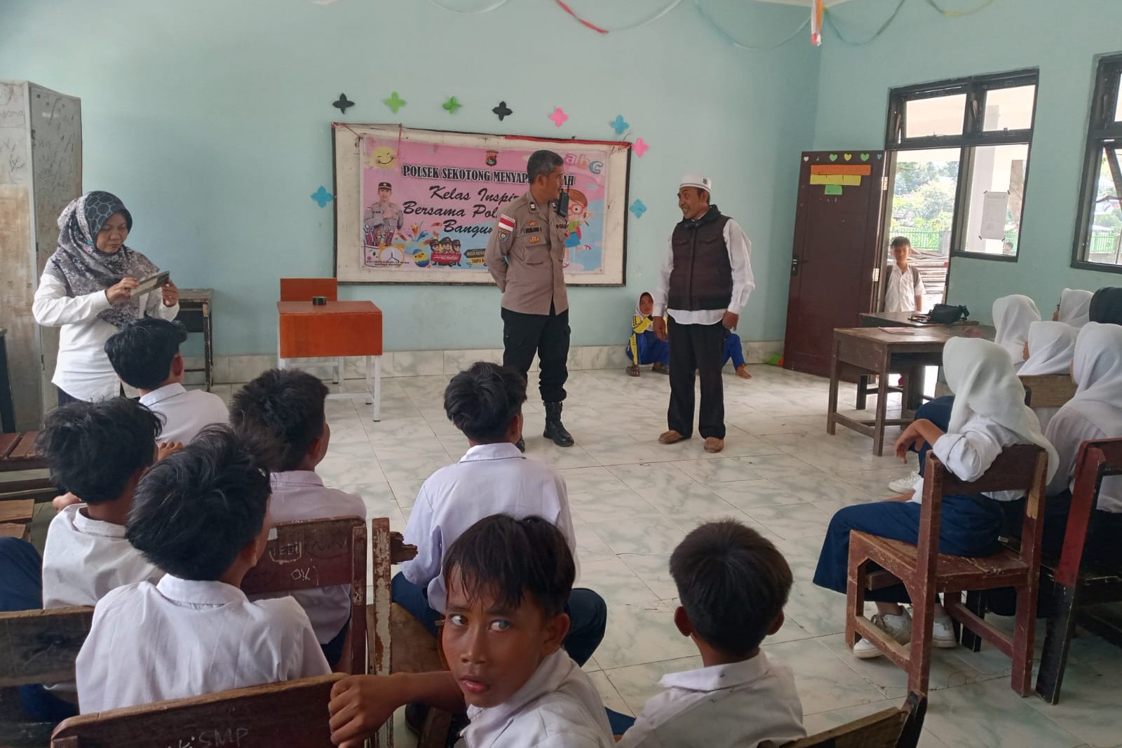 WhatsApp Image 2025-09-24 at 13.17.56 Polsek Sekotong Bangun Karakter Siswa SMPN SATAP 4 Lewat Edukasi Hukum dan Etika