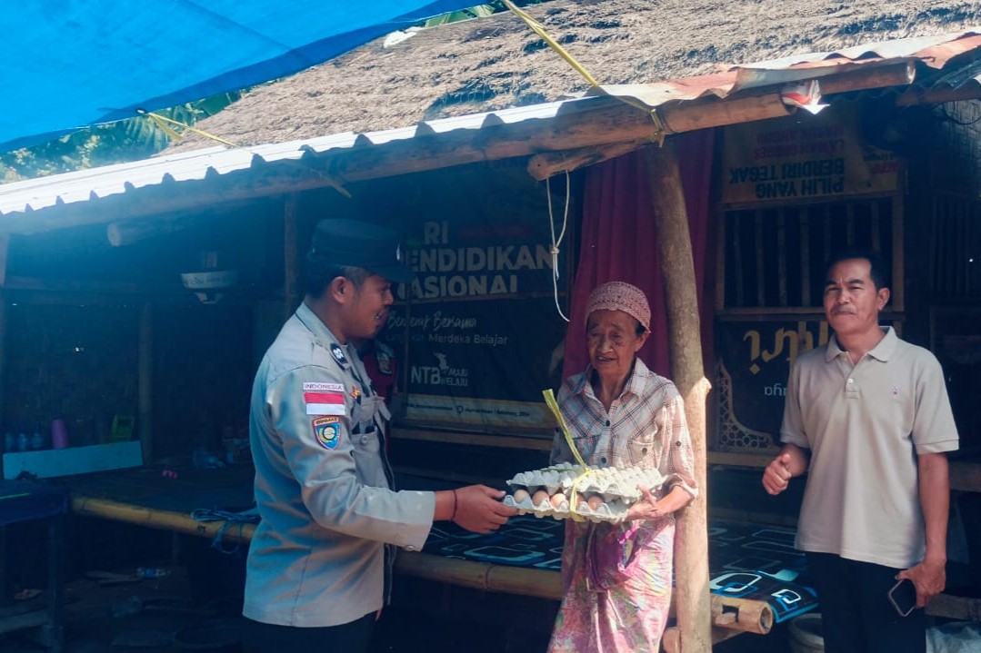 WhatsApp Image 2025-09-25 at 09.57.49 Hadir untuk Warga, Polsek Sekotong Bagikan Bantuan Nutrisi di Dusun Bertong Barat