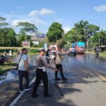 Aksi Sigap Polsek Gerung Tangani Solar Tumpah di Jalan Utama Lombok Barat