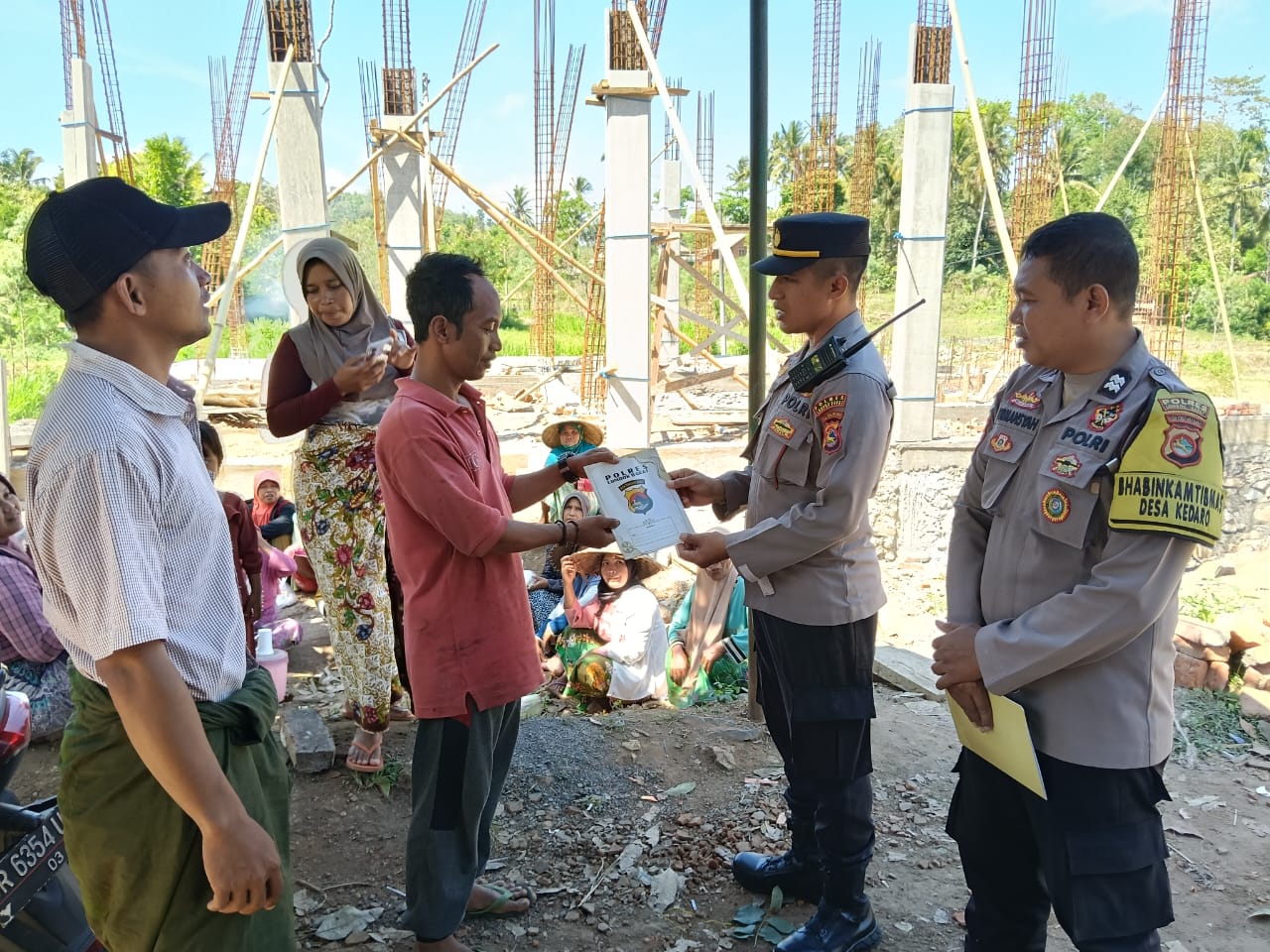 WhatsApp Image 2025-10-03 at 12.44.03 (1) Aksi Nyata Polri: Polsek Sekotong Salurkan Bantuan Sosial di Desa Kedaro Lombok Barat