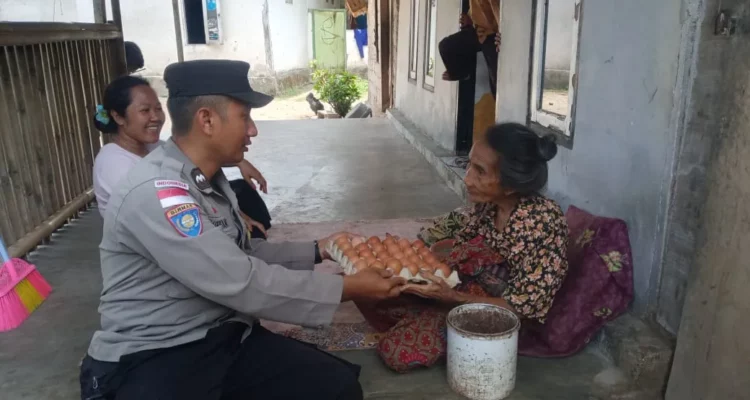 Bhabinkamtibmas Buwun Mas Hadirkan Bantuan Bergizi untuk Warga Sekotong
