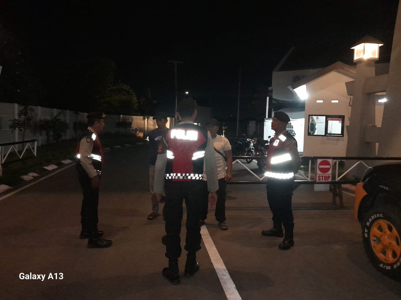 Kunci Keamanan Lingkungan: Patroli Samapta Lobar dan Sosialisasi KEMOS