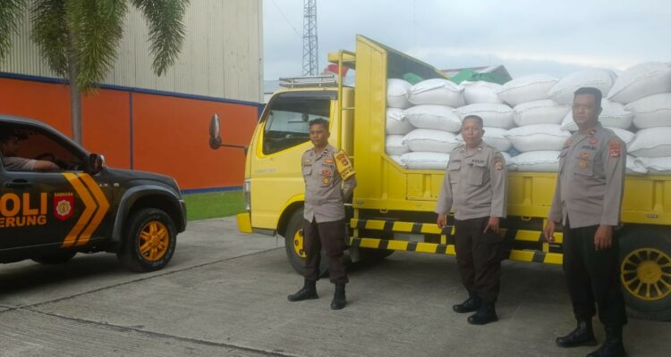 Dukung Ketahanan Pangan, Polsek Gerung Awasi Penyaluran 4,5 Ton Jagung