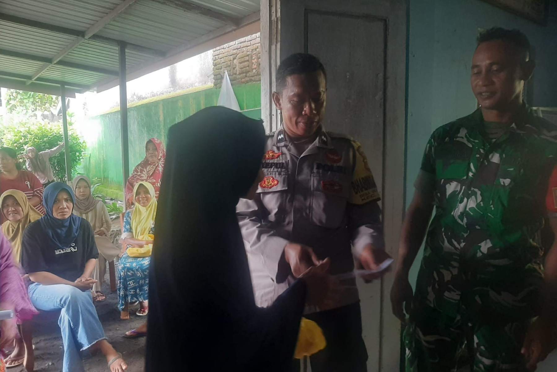 Sukses! 817 Warga Lombok Barat Terima Bantuan Pangan Dikawal Polisi